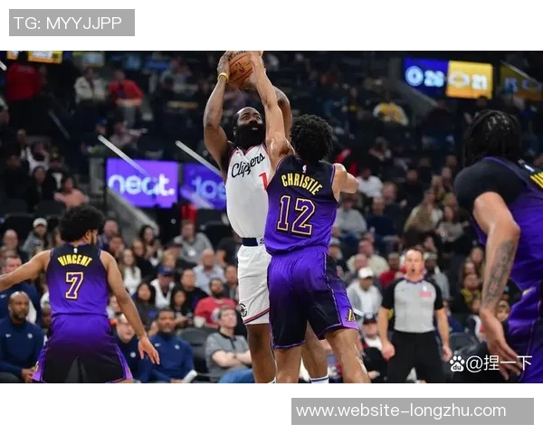 2011年NBA国王与快船激战回顾精彩瞬间与球员表现分析